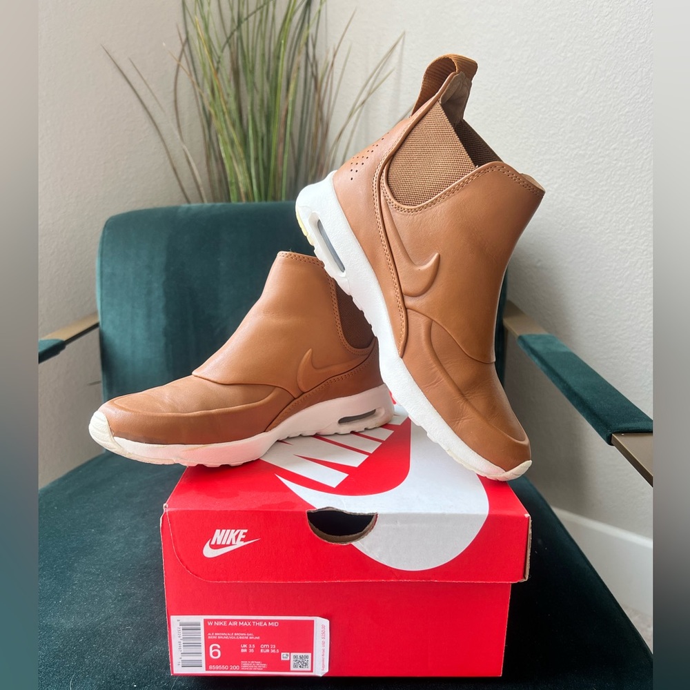 NIKE AIR MAX THEA MID. Leather Nike boot.